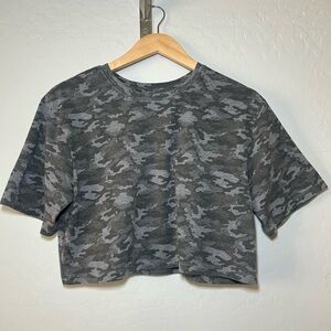 Fabletics Camo Crop Tee Size M - 50/50 Soft Activewear
